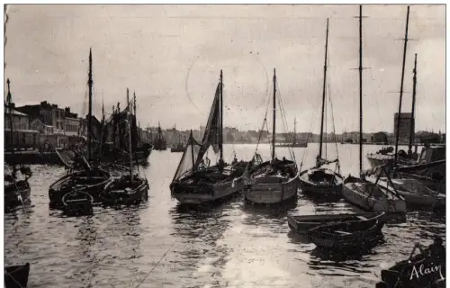 BR10724 Sables D Olonne Le port france