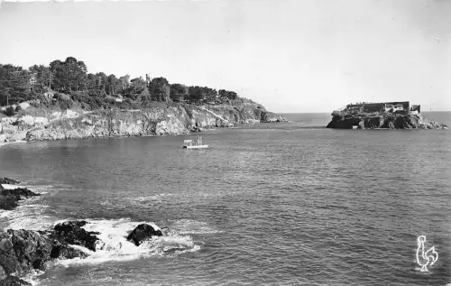 BR28390 St Quay Portrieux Le chemin de ronde et l ile de la Comtesse france