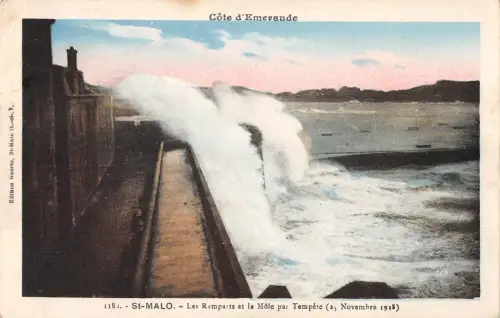 BR78310 st malo les remparts et le mole par tempete france