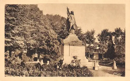 BR42552 Le Cateau monument aux morts france