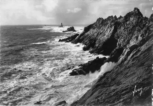 BR49471 Pointe du raz l eperon et le phare de la vielle France