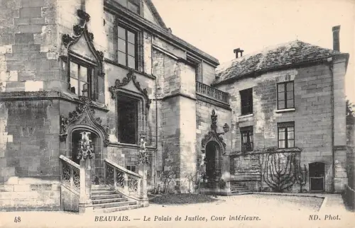 BR72730 beauvais le palais de justice cour interieure france