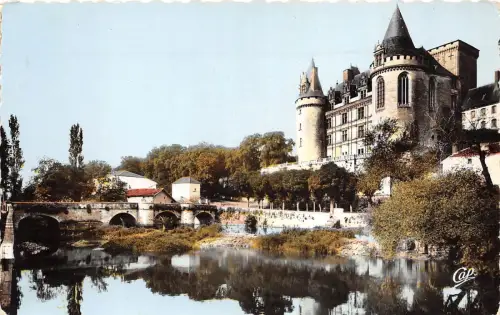 BR38797 La Rochefoucauld le chateau et la tardoire france