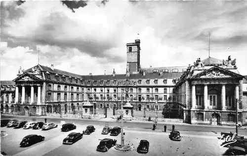 BR38970 Dijon la place d armes et le palais des ducs de bourgogne france