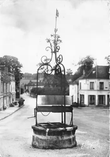 BR18398 Donnemarie en montois le vieux Puits de la place de la mairie france