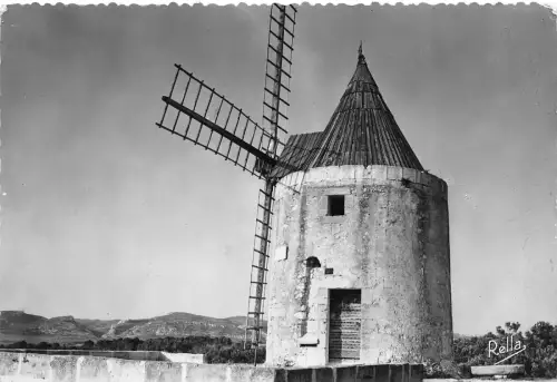 BR11657 Le Moulin de Daudet Fontvielle france