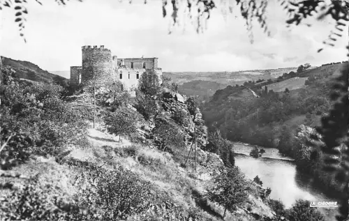 BR52967 Le vieux chateau feodal de chouvigny dominant la sioule Frankreich
