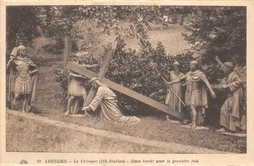 BR41569 Jesus tombe pour la opremiere fois le calvaire Lourdes Frankreich