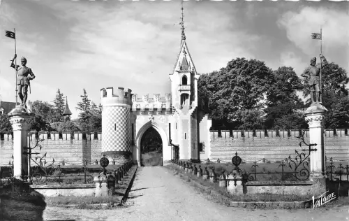 BR7236 En Touraine L'Ile Bouchard Le chateau du Temple L'entree france