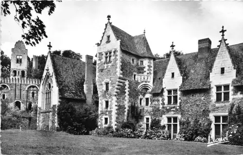 BR7111 Le Plessis Streitkolben Fassade XV Siecle Frankreich