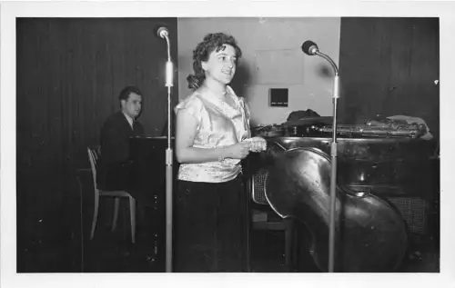 B43848 homme jouent le violon man playing the piano contrebasse contrebassiste