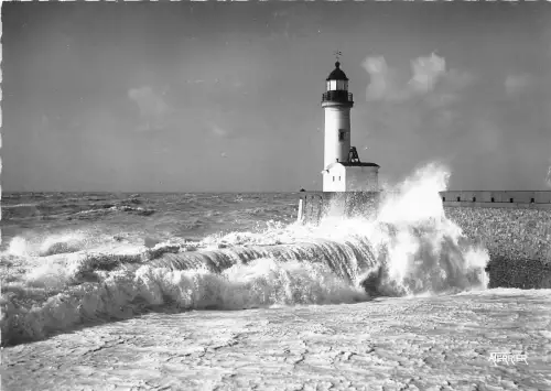 BR19900 Le pahre par gros temps La Treport france
