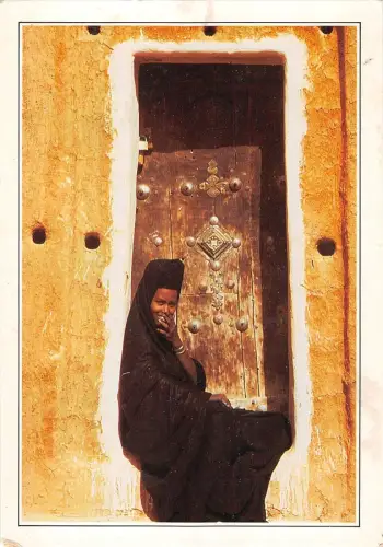 BT11613 Mauntanienne asse sur le pas de sa porte a Oualata Mauretanien