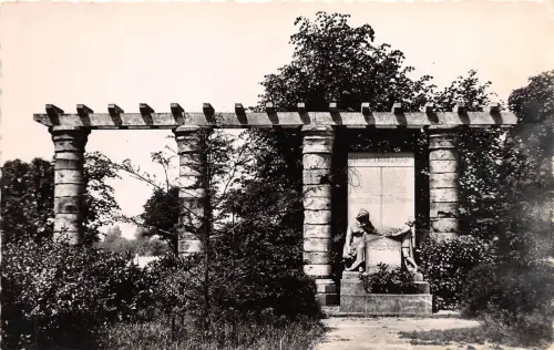 BR38520 Le monument aux morts merris france