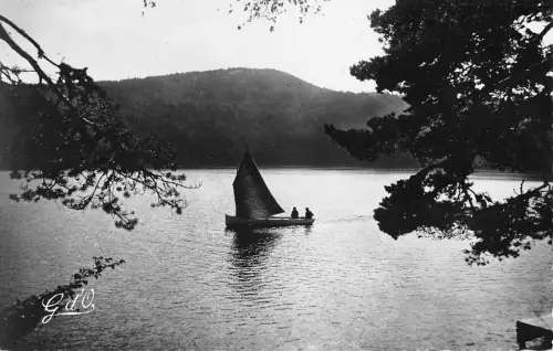 BR53058 Le Lac Pavin que domine le montchal Frankreich