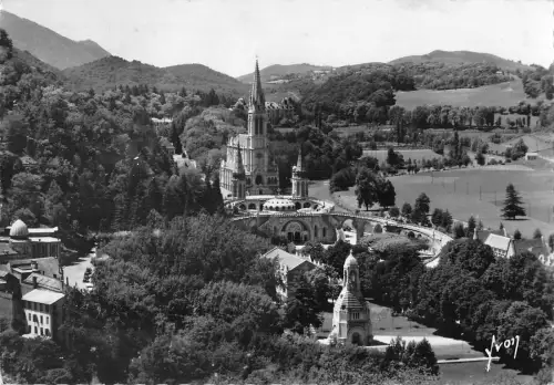 B106281 Frankreich Lourdes La Basilique et le Monument Echtfoto UK