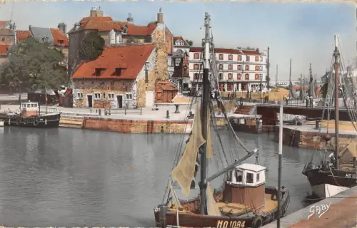 BR51144 Le vieux bassin et la lisutenance Hongleur France