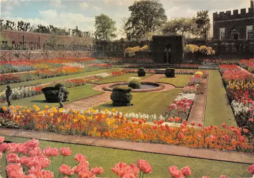 BR90510 Hampton Court Palace Middlesex The Pond Garden UK