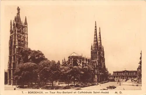 BG25196 bordeaux tour pey berland et cathedrale saint andre france