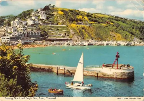 BR82173 Badestrand und Banjo Pier Looe Cornwall UK
