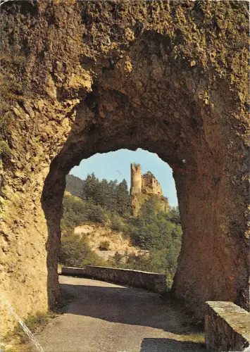 BT9712 Guilllaumes echappee sur le chateau feodal France