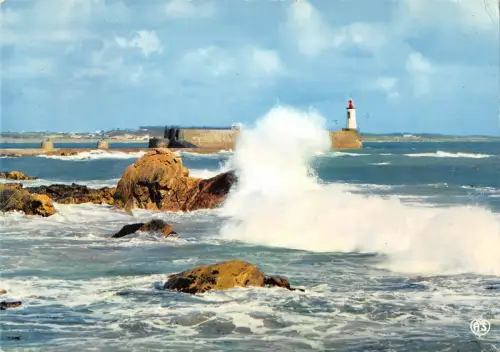BT9921 Les sables d olonne la jetee un jour de tempete France