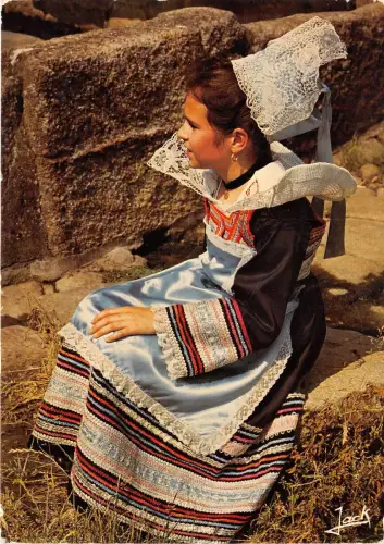 BR26089 Port Aven Riec sur Belon Jeune fille du groupe Fleurs d alonc Frankreich