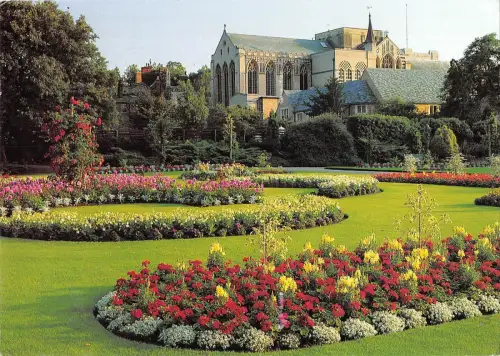 B100971 Kathedrale und Abteigärten mit Sommerbeeten Bury St Edmunds UK