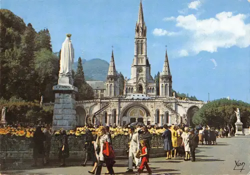 BT4852 Lourdes la vierge couronnee et la basilique France