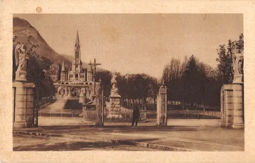 BR50354 Entree de l esplanade Lourdes Frankreich