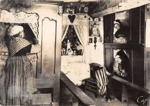 BR47270 Scenes et types bretons lit a etages et chapelle de la sait Vie France