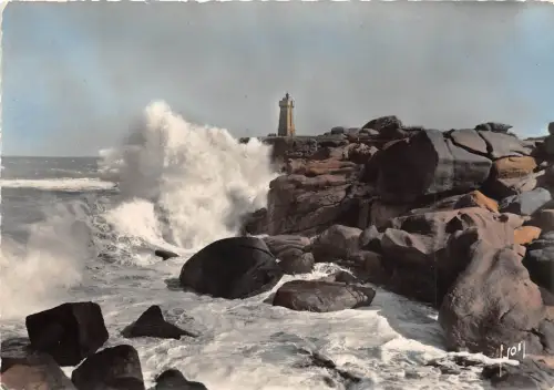 BR27598 Ploumanach la tempete a l assaut dy phare france