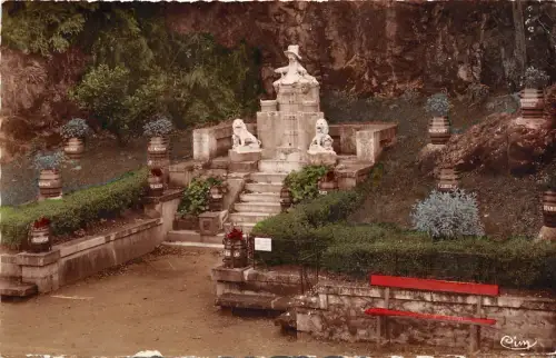 BR9166 Beaujeu Monument Eleve a Gnafron Frankreich