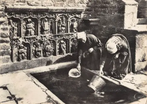 BR48149 Femmes a la fontaine de Saint Thivisiau Frankreich