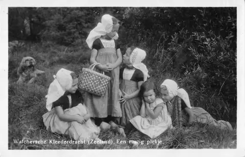 BR55103 Walchersche Kleederdracht zeeland child enfant een rustig plekje