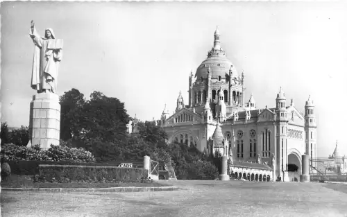 BR7457 La Basilique de Lisieux Statue de Ste Therese a l Entre du parvis france