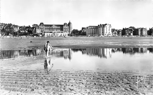 BR28670 La plage a maree basse Houlgate france