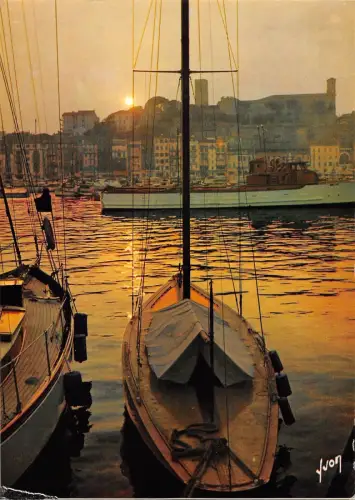 BT8784 Cannes coucher de soleil sur le suquet France