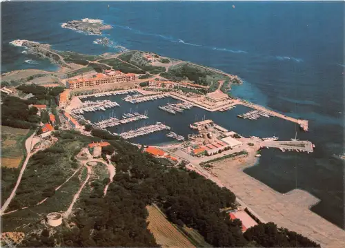 BR22730 Ile des Embiez gros plan sur le port de plaisance france