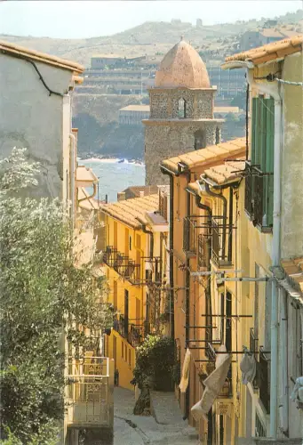 BT10095 Collioure une ruelle donnant sur le glise Frankreich