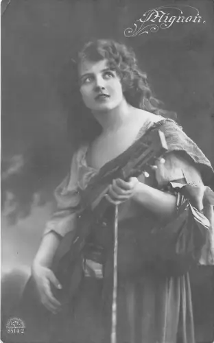 B39356 Mignon Frau spielt Quitar Femme