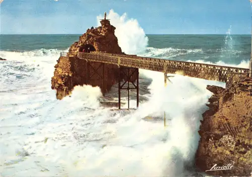 BT4941 Biarritz vogue d equinoxe au rocher de la vierge France