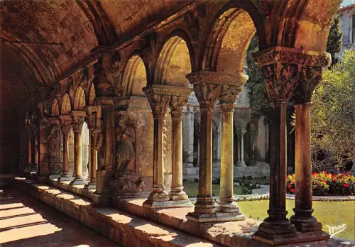 BR86552 arles cloitre saint trophime france