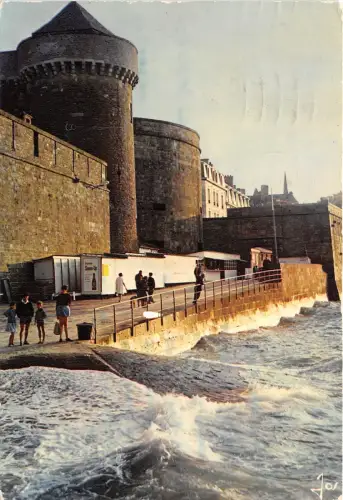 BR30569 Saint Malo maree haute devant la tour France