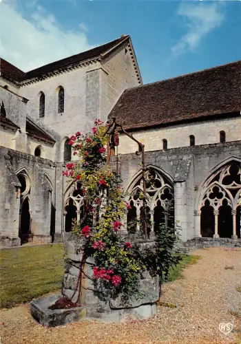 BR54431 Saint Amand Montround le vieux puits dans le cloitre france