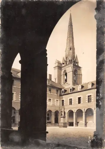 BR51981 Cour du cloitre et clocher Redon Frankreich