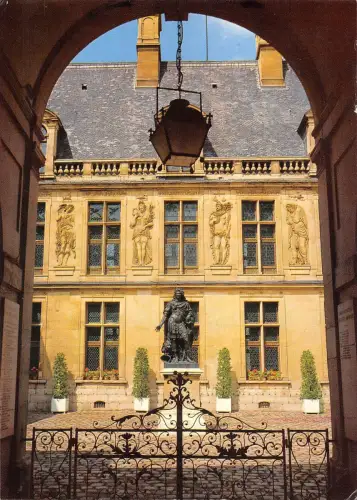 BT8026 L entree du musee Musee carnavalet France