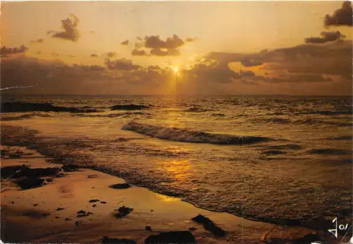 BR31421 Sur une mer calme le soleil deverse ses rayons d or Bretagne france