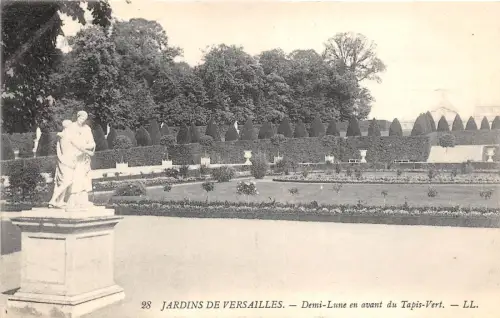 BG26340 jardins demi lune en avant du tapis vert versailles france