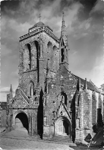 BT8439 Locronan maiestue = use avec sa tour imposante France